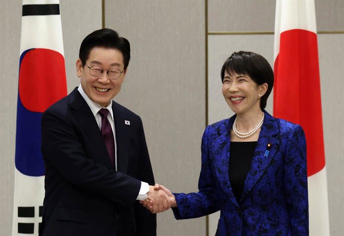 O presidente da Coreia do Sul, Lee Jae Myung, ao lado da primeira-ministra japonesa, Sanae Takaichi.