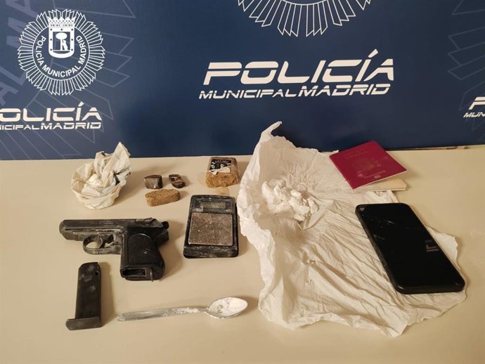 Material incautado a un detenido en posesión de drogas y un arma de fuego