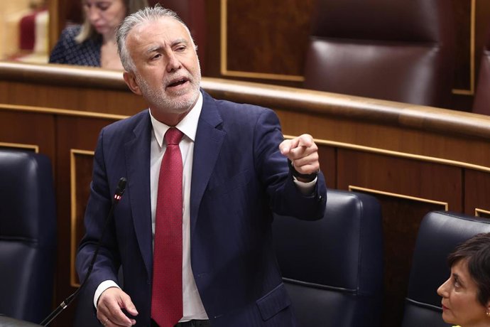 Archivo - El ministro de Política Territorial y Memoria Democrática, Ángel Víctor Torres, interviene durante una sesión de control al Gobierno, en el Congreso de los Diputados, a 19 de noviembre de 2025, en Madrid (España). 