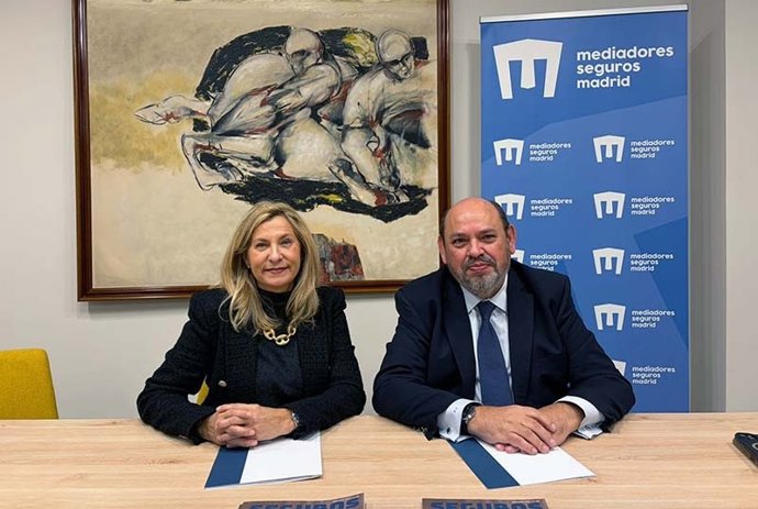 Elena Jiménez de Andrade, presidenta del Colegio de Mediadores de Seguros de Madrid, y Pedro Junquera, delegado Centro de Grupo Mutua Propietarios.