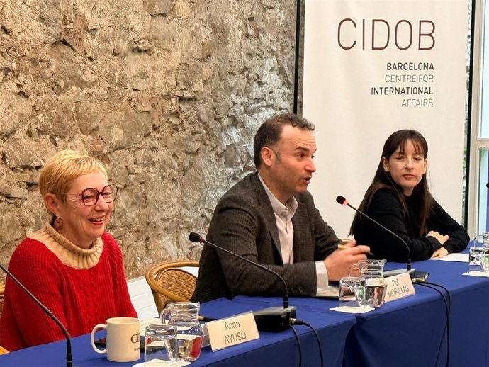 El director del Cidob, Pol Morillas, y las analistas e investigadoras Anna Ayuso, Melisa Salmerón en una sesión sobre Venezuela