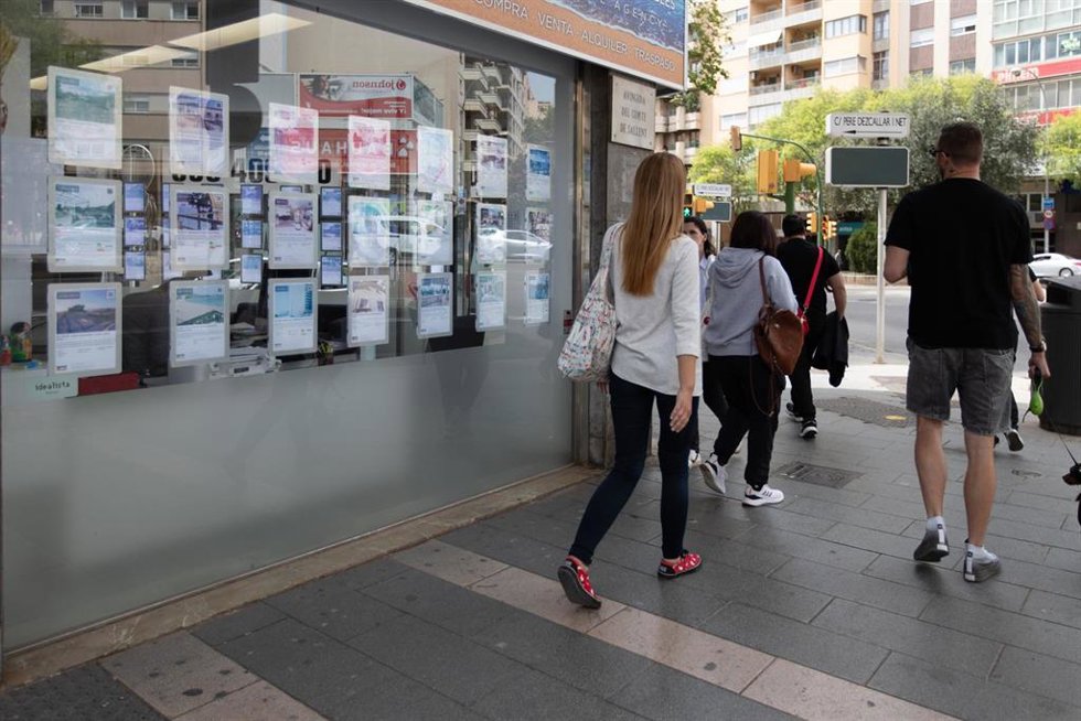 Archivo - Anuncios de viviendas en venta en una inmobiliaria.