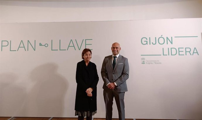 Archivo - La alcaldesa de Gijón, Carmen Moriyón, junto al concejal de Urbanismo, Jesús Martínez Salvador, antes de la presentación del 'Plan Llave', en la antigua Escuela de Comercio. (Archivo)