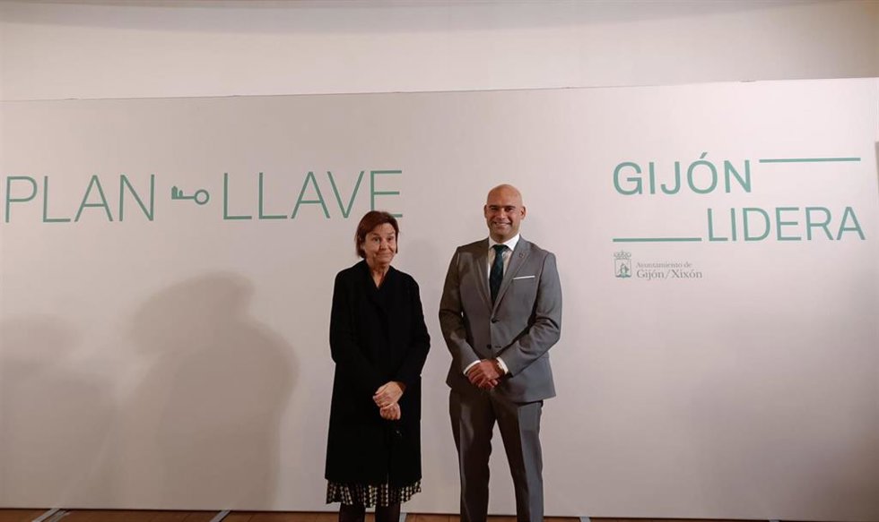 Archivo - La alcaldesa de Gijón, Carmen Moriyón, junto al concejal de Urbanismo, Jesús Martínez Salvador, antes de la presentación del 'Plan Llave', en la antigua Escuela de Comercio. (Archivo)