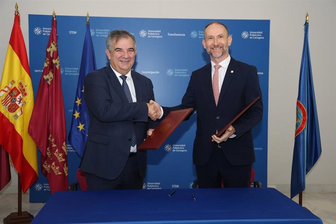 El consejero de Medio Ambiente, Universidades, Investigación y Mar Menor, Juan María Vázquez, y el rector de la Universidad Politécnica de Cartagena (UPCT), Mathieu Kessler, tras la firma del convenio