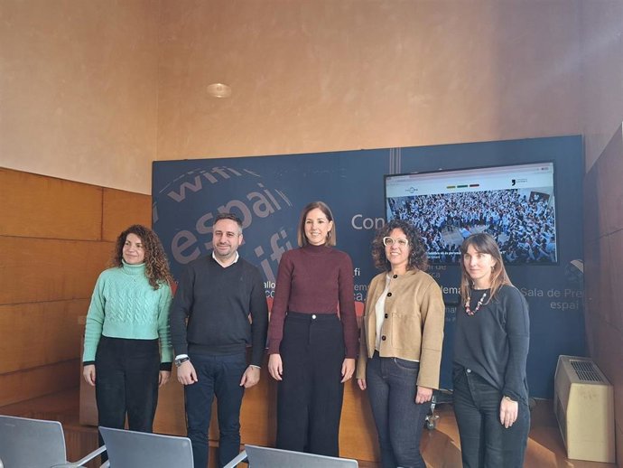 La vicepresidenta del Consell y consellera insular de Cultura y Patrimonio, Antònia Roca, junto a la jefa del Área de Actividades, Museos y Proyectos de la Fundació Mallorca Literària, Joana Serra, presentan el nuevo portal digital 'Mallorca oral'