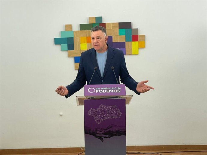 El candidato de Podemos Andalucía a la presidencia de la Junta, Juan Antonio Delgado, en rueda de prensa en la sede del partido en Sevilla.