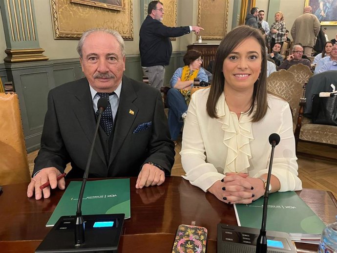 Los diputdos provinciales de Vox en Albacete, Lorena González y José Luis Serrano.