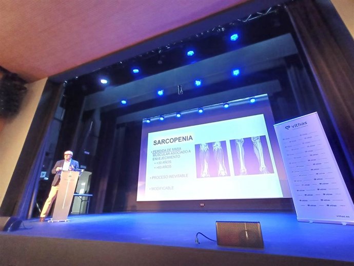 El doctor Antonio Narváez, jefe del servicio de Traumatología de Vithas Xanit, impartiendo la ponencia