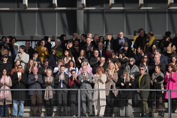 En el centro, el alcalde de Barcelona, Jaume Collboni, tras presentar la programación de la Capital Mundial de la Arquitectura 2026.