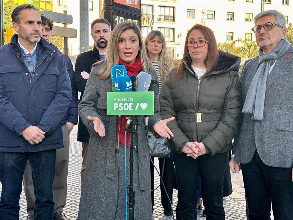 La vicesecretaria general del PSOE-A, María Márquez, junto a al secretario general de los socialistas malagueños, Josele Aguilar, una usuaria de sanidad pública y el portavoz del PSOE en el Ayuntamiento de Málaga.