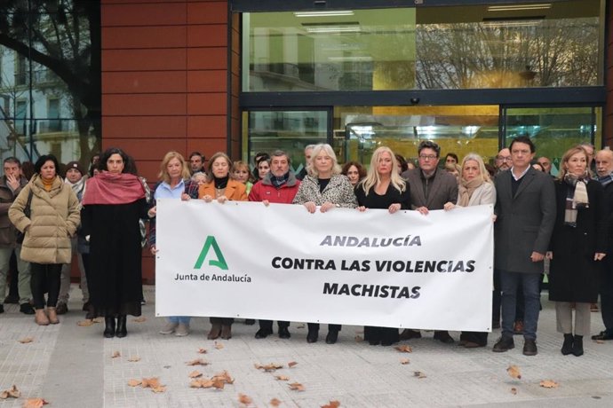 Mercedes Colombo junto a delegados territoriales de la Junta en Cádiz en el minuto de silencio por el asesinato de una mujer en Olvera.