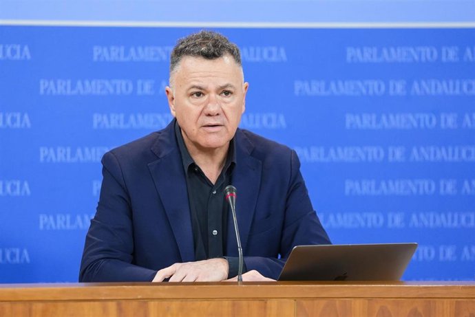 Archivo - El parlamentario del grupo Por Andalucía Juan Antonio Delgado, en una foto de archivo en rueda de prensa.