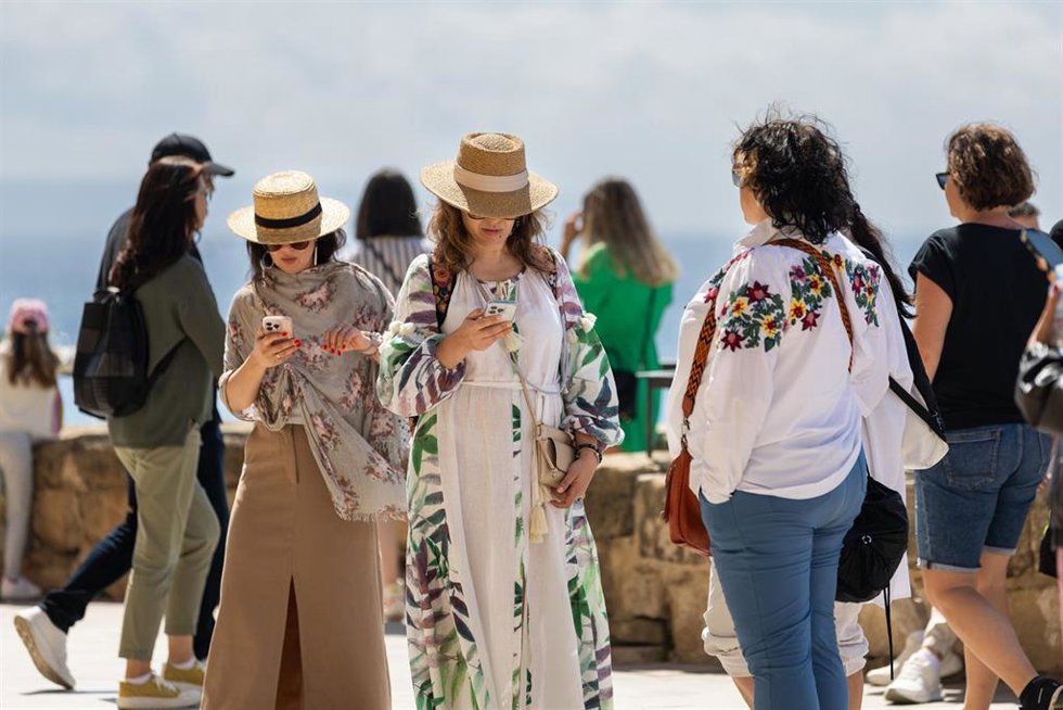 Archivo - Varios turistas en una calle de Palma de Mallorca, a 16 de abril de 2024, en Palma de Mallorca, Mallorca, Baleares (España).