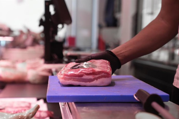 Archivo - Carne de cerdo expuesta en un mercado, a 2 de diciembre de 2025, en Barcelona, Catalunya (España). 