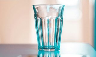 El ingrediente secreto que devuelve el brillo a los vasos como recién comprados