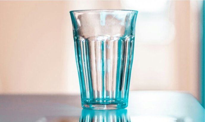 El ingrediente secreto que devuelve el brillo a los vasos como recién comprados