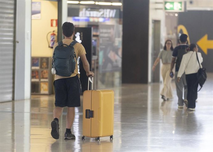 Archivo - Una persona con maleta