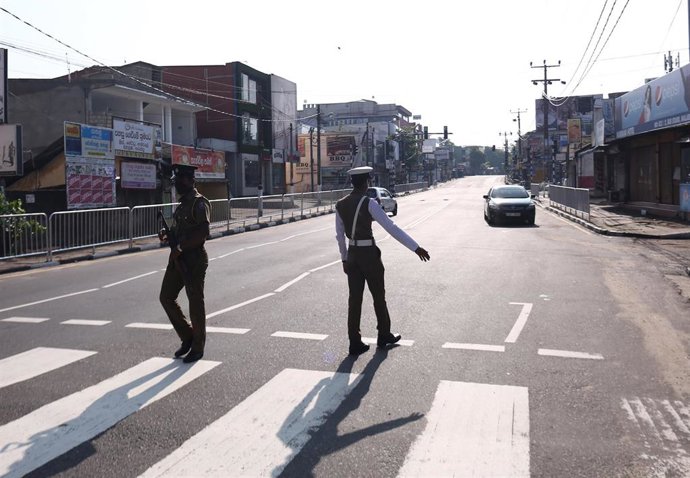 Archivo - Imagen de archivo de varios agentes de la Policía de Sri Lanka.