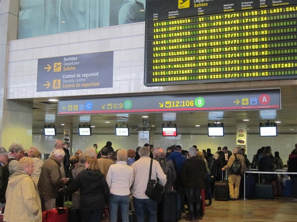 Archivo - Cola de pasajeros en el Aeropuerto de Barcelona