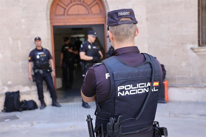 Archivo - Varios policías en los juzgados de Palma. 