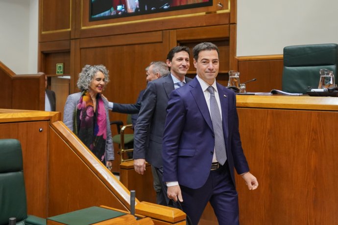 El Lehendakari, Imanol Pradales, a su llegada al Parlamento vasco