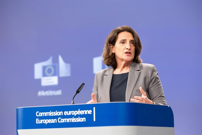 Archivo - Arquivo - A vice-presidente da Comissão Europeia, Teresa Ribera, durante uma coletiva de imprensa na sede da Comissão Europeia, em 2 de junho de 2025, em Bruxelas (Bélgica). A Comissão Europeia anunciou hoje uma multa de 329 milhões de euros à G