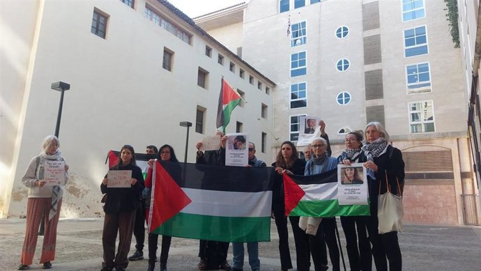 Concentración frente al Consulado del Reino Unido en Palma para pedir la libertad de los miembros de Palestine Action.
