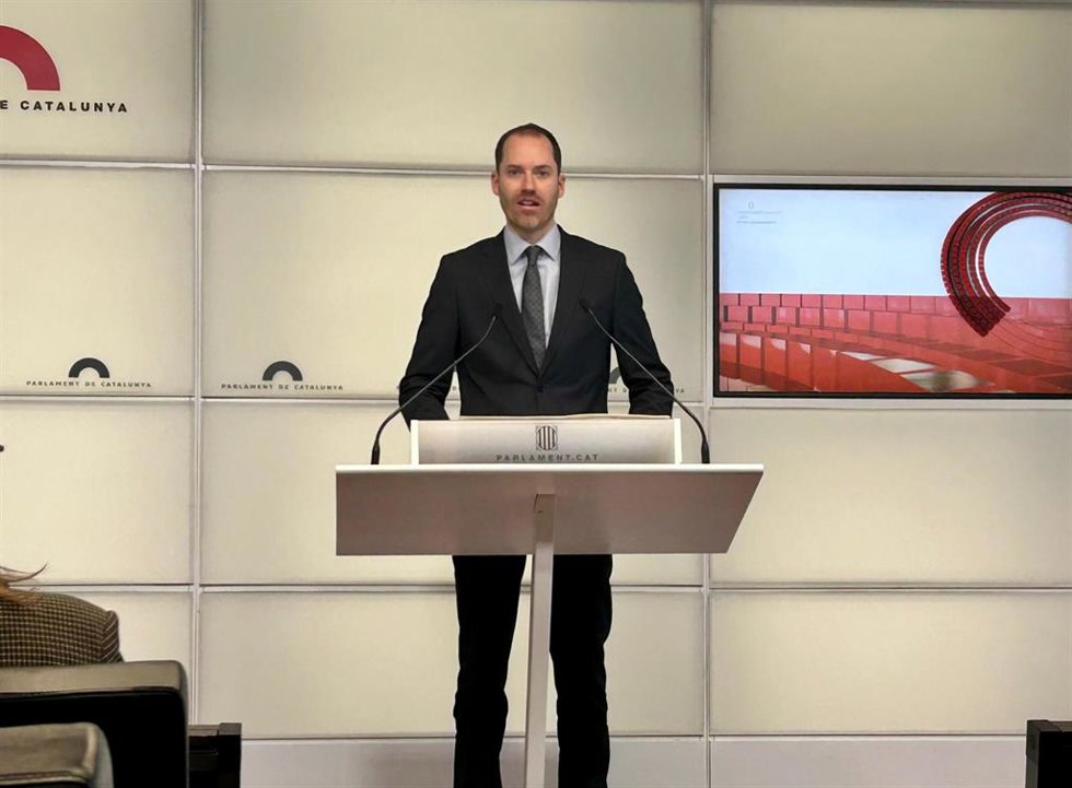 El portavoz del PP en el Parlament, Juan Fernández, en una rueda de prensa