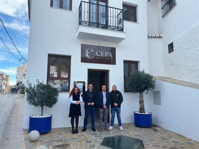 El delegado territorial de Turismo y Andalucía Exterior en Málaga, Carlos García, visita el el Centro de Estudios de la Pasa de la Axarquía (CEPA), ubicado en Moclinejo, junto al alcalde.