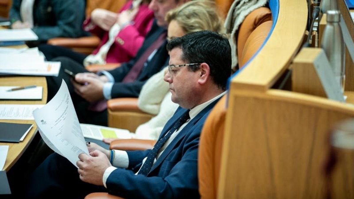 Domínguez rechaza que pueda estar en duda el compromiso financiero con la UR