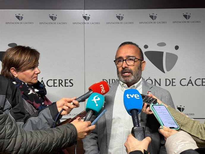 El presidente de la Diputación de Cáceres, Miguel Ángel Morales, atiende a los medios este martes en Cáceres