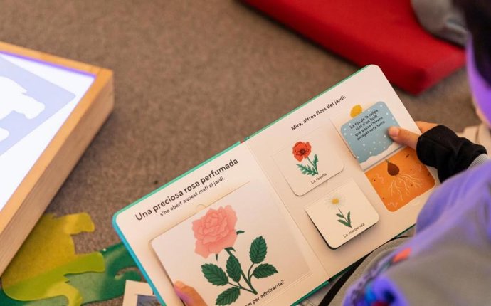 Un niño sentado leyendo un libro