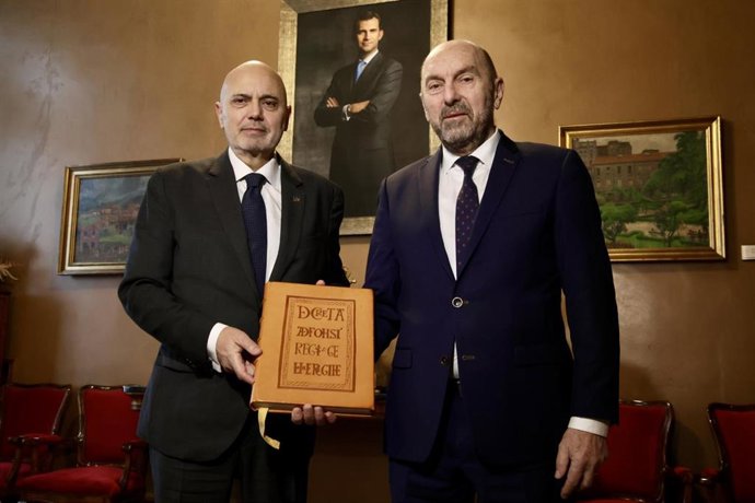 El presidente de la Junta General, Juan Cofiño, y el director de la Academia de las Artes, Letras y Ciencias de León, Vicente Carvajal presentaron este martes la iniciativa 'Leyes pioneras del Reino. Asturias-León'.