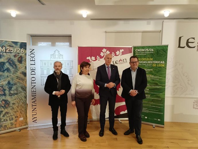 El alcalde de León, José Antonio Diez (segundo por la derecha); el director del CNDM, Francisco José Lorenzo (derecha) y el doctor y profesor de Historia del Arte de la ULE, César García (izquierda), en la presentación del Ciclo de Músicas Históricas.