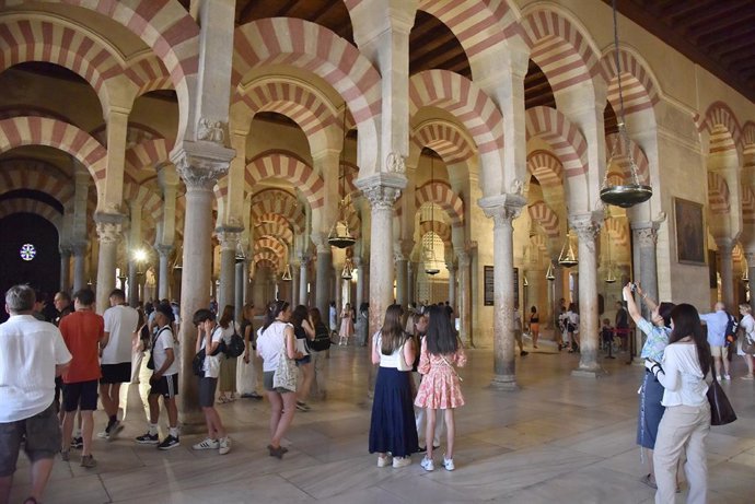 Archivo - Turistas en el interior de la Mezquita de Córdoba, en una imagen de archivo.