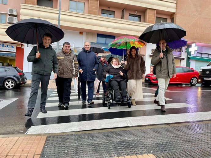 El alcalde de Cáceres, Rafael Mateos, junto a miembros de colectivos sociales en uno de los pasos de peatones adaptados a personas con movilidad reducida