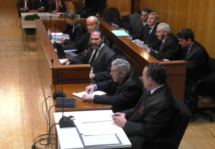 El abogado de Alberto Esgueva, tercero por la derecha, en pleno informe durante la sesión del juicio por la 'trama eólica' celebrada este martes en la Audiencia de Valladolid.