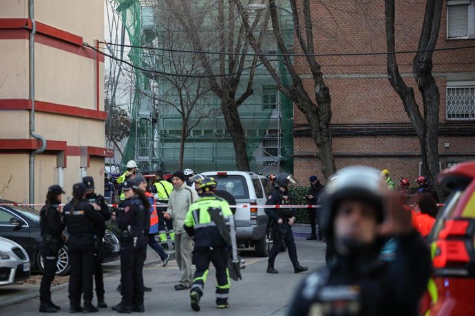 Servicios de emergencias trabajan en el edificio, a 9 de enero de 2026, en Madrid (España).  