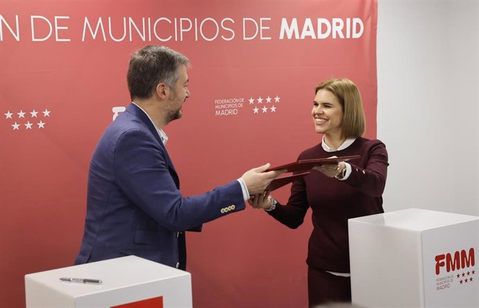 El consejero de Presidencia, Justicia y Administración Local, Miguel Ángel García Martín, y la presidenta de la FMM, Judith Piquet