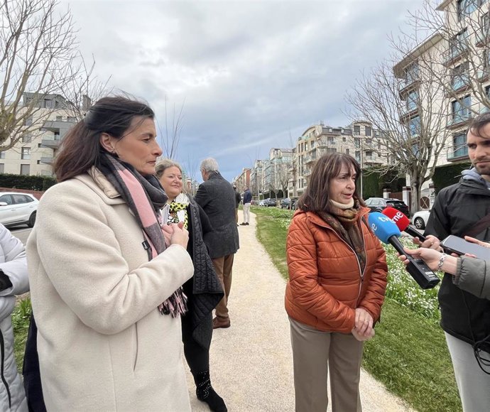 La alcaldesa de Santander, Gema Igual (izda), y Dori Rumayor, vocal de la Asociación de Vecinos de Cueto