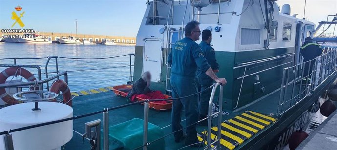 Agentes del Servicio Marítimo de la Guardia Civil trasladan al hombre evacuado desde Cala San Pedro, en Níjar (Almería), hasta el puerto de Carboneras para su atención sanitaria.