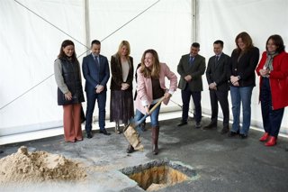 La consejera de Desarrollo Educativo y Formación Profesional, María del Carmen Castillo, coloca la primera piedra de las obras de ampliación y reforma de la Escuela de Arte y Superior de Diseño León Ortega de Huelva.