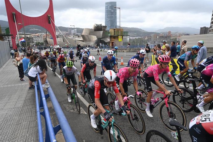 Archivo - Ciclistas durante el final de la 11ª etapa de la Vuelta Ciclista a España, a 3 de septiembre de 2025, en Bilbao, Vizcaya, País Vasco (España). La 11ª etapa de la Vuelta Ciclista a España tiene su salida y llegada en Bilbao.
