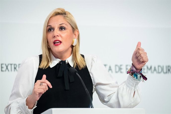 La portavoz de la Junta de Extremadura y consejera de Hacienda y Administración Pública en funciones, Elena Manzano, en la rueda de prensa posterior al Consejo de Gobierno.