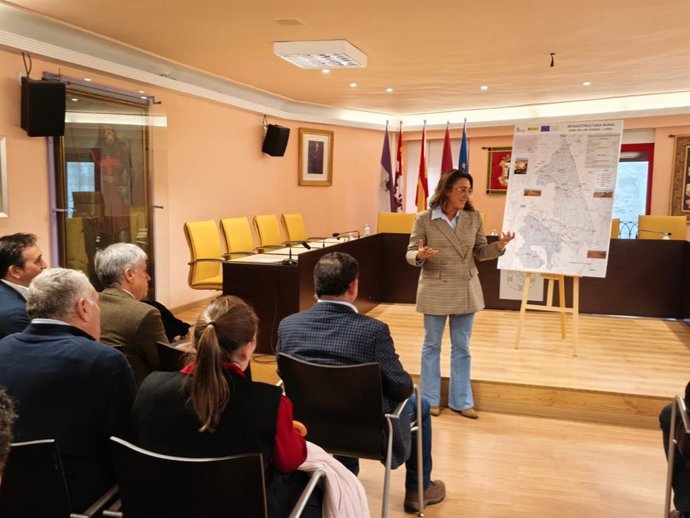 La consejera de Agricultura, Ganadería y Desarrollo Rural, María González Corral, en Valencia de Don Juan (León), donde ha presentado el resultado final del proceso de concentración parcelaria de la zona de Los Oteros.