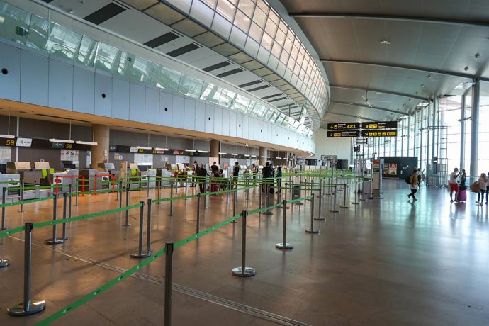 Archivo - Arxiu - Imatge d'arxiu de l'interior de l'aeroport de Manises