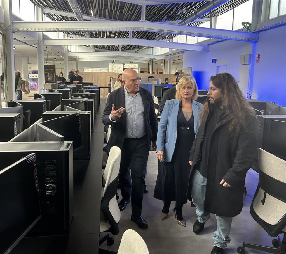 El alcalde de Valladolid, Jesús Julio Carnero; la consejera de Industria, Leticia García, y el empresario del sector del videojuego David Ortega, en la nave del Tech Lab 1094.