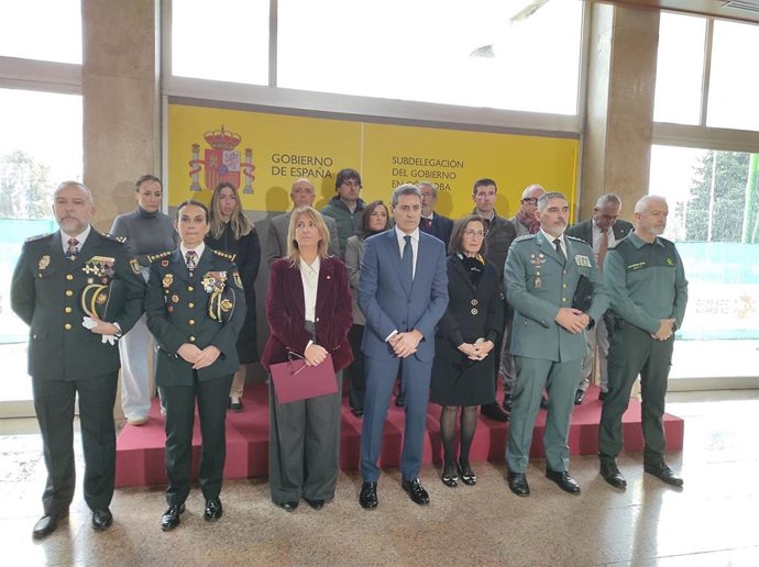 El delegado del Gobierno de España en Andalucía, Pedro Fernández, preside en Córdoba el minuto de silencio por el crimen machista de Olvera (Cádiz).