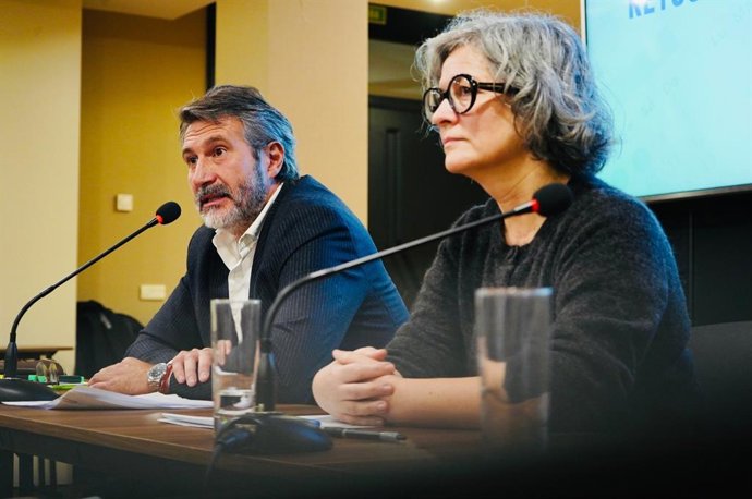 El presidente de la Fegamp, Alberto Varela, junto a la secretaria xeral del ente, Patricia Vilán, en un desayuno informativo